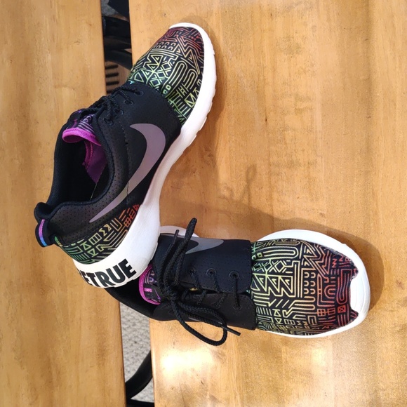 Nike Other - Nike Roshe run QS men's size 8 -#BETRUE- Rainbow Pride colorway